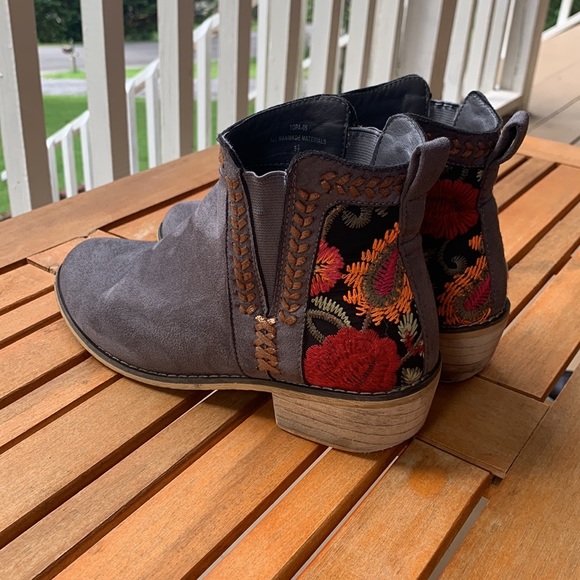 Embroidered Flower Booties - Picture 4 of 7